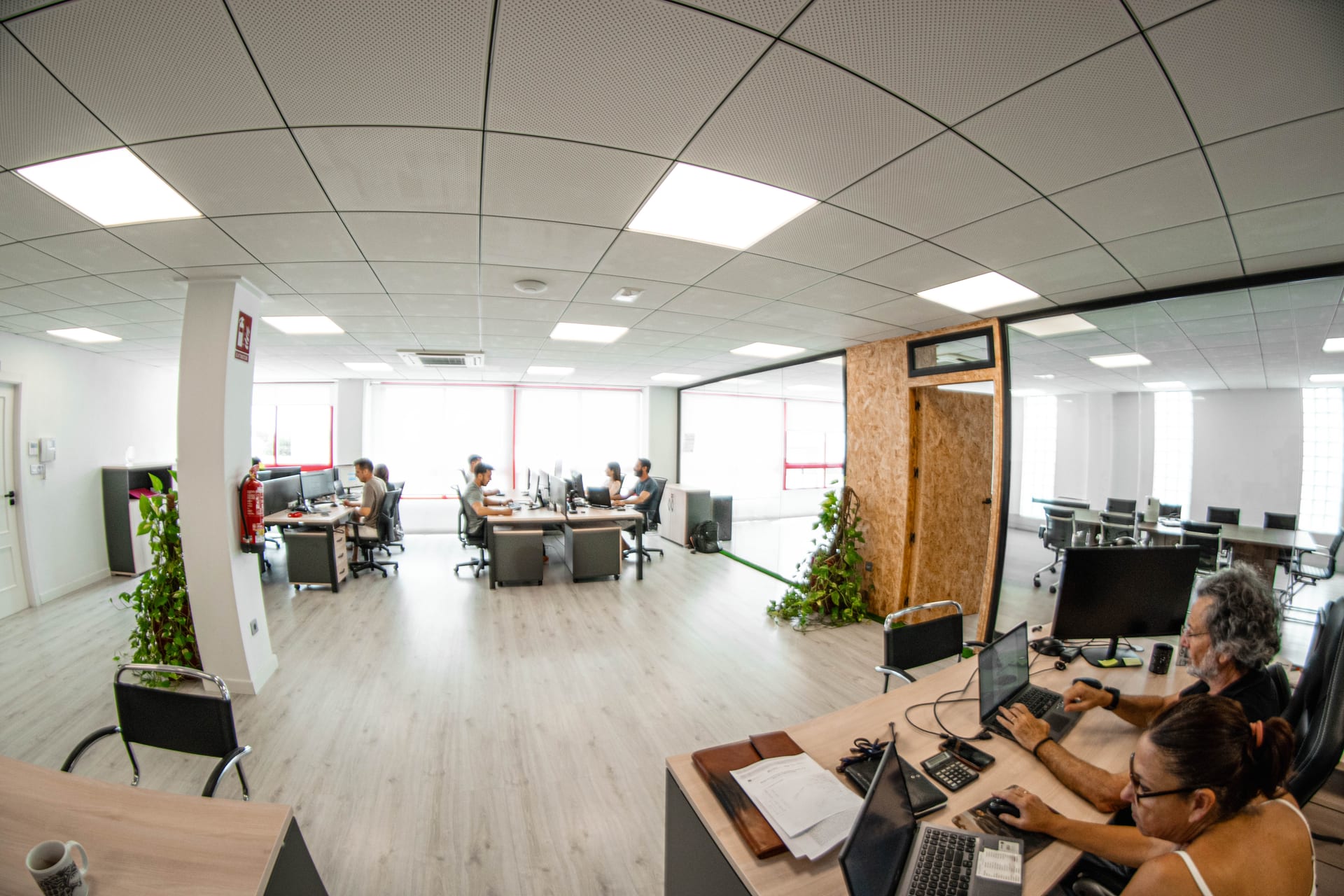 Equipo de Ofertatucasa en la oficina