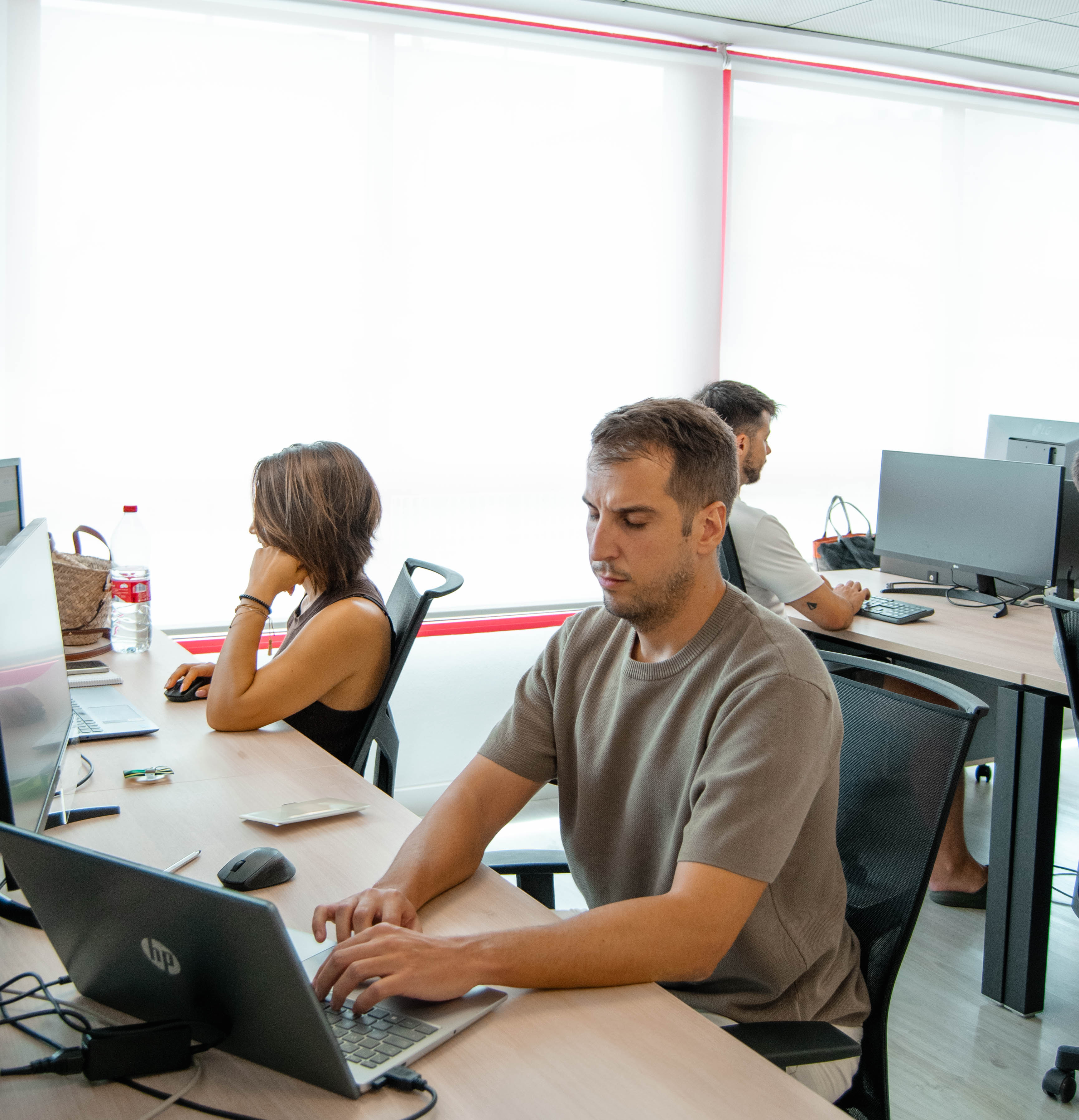 Equipo de Ofertatucasa trabajando en la plataforma inmobiliaria