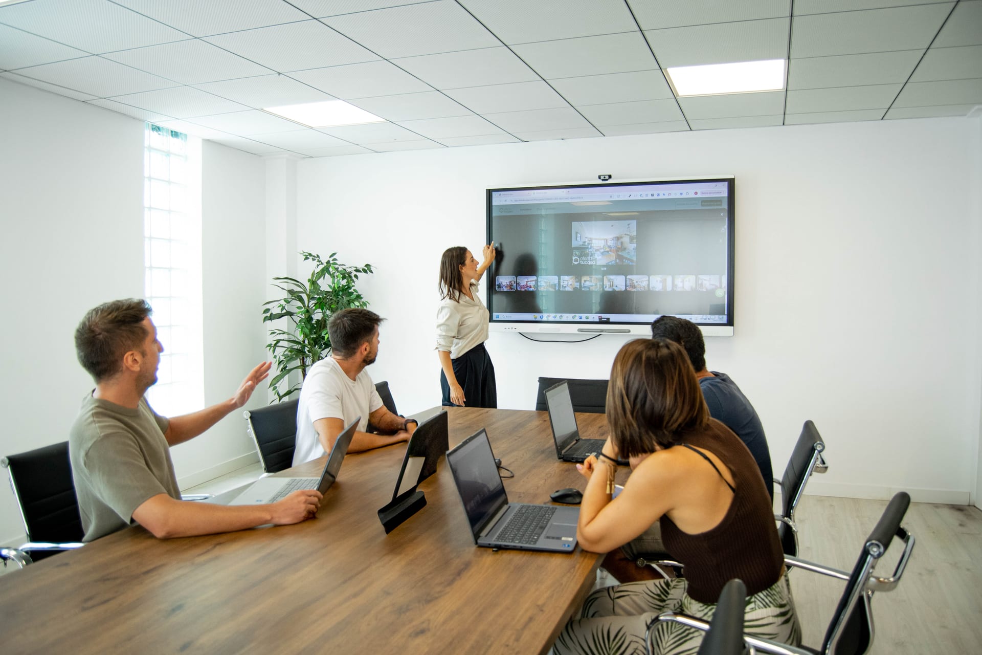 Sala de reuniones de la oficina de Ofertatucasa